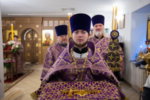 Митрополит Игнатий совершил Божественную литургию и чин посвящения в сестры милосердия в Крестовоздвиженском храме г. Саратова