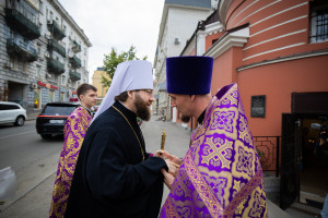 Митрополит Игнатий совершил Божественную литургию и чин посвящения в сестры милосердия в Крестовоздвиженском храме г. Саратова