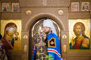 Митрополит Игнатий совершил Божественную литургию и чин посвящения в сестры милосердия в Крестовоздвиженском храме г. Саратова