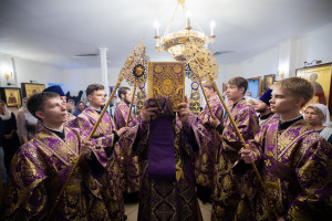 Митрополит Игнатий совершил Божественную литургию и чин посвящения в сестры милосердия в Крестовоздвиженском храме г. Саратова