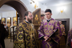 Митрополит Игнатий совершил Божественную литургию и чин посвящения в сестры милосердия в Крестовоздвиженском храме г. Саратова