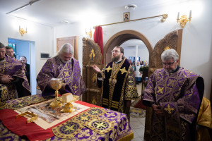 Митрополит Игнатий совершил Божественную литургию и чин посвящения в сестры милосердия в Крестовоздвиженском храме г. Саратова