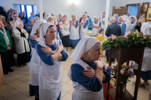 Митрополит Игнатий совершил Божественную литургию и чин посвящения в сестры милосердия в Крестовоздвиженском храме г. Саратова