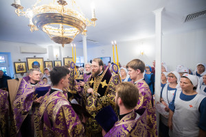 Митрополит Игнатий совершил Божественную литургию и чин посвящения в сестры милосердия в Крестовоздвиженском храме г. Саратова
