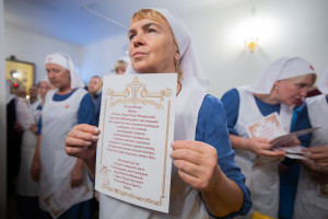 Митрополит Игнатий совершил Божественную литургию и чин посвящения в сестры милосердия в Крестовоздвиженском храме г. Саратова