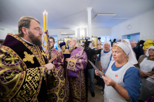 Митрополит Игнатий совершил Божественную литургию и чин посвящения в сестры милосердия в Крестовоздвиженском храме г. Саратова