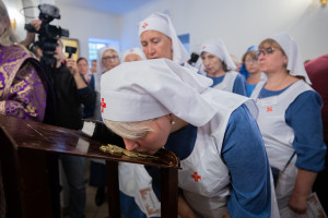 Митрополит Игнатий совершил Божественную литургию и чин посвящения в сестры милосердия в Крестовоздвиженском храме г. Саратова