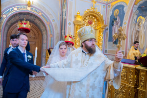 Митрополит Игнатий совершил таинство Венчания в Свято-Троицком кафедральном соборе г. Саратова