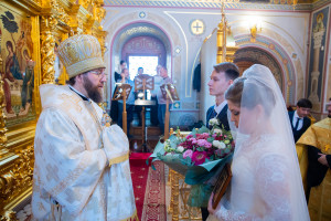 Митрополит Игнатий совершил таинство Венчания в Свято-Троицком кафедральном соборе г. Саратова