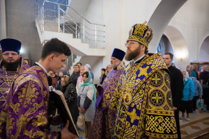 Митрополит Игнатий совершил Божественную литургию в Петропавловском храме г. Саратова