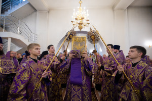 Митрополит Игнатий совершил Божественную литургию в Петропавловском храме г. Саратова