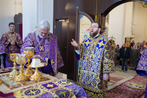 Митрополит Игнатий совершил Божественную литургию в Петропавловском храме г. Саратова