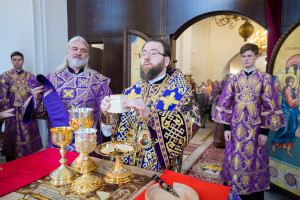 Митрополит Игнатий совершил Божественную литургию в Петропавловском храме г. Саратова