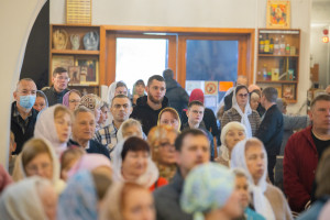 Митрополит Игнатий совершил Божественную литургию в Петропавловском храме г. Саратова
