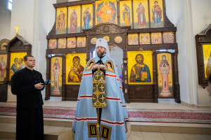Митрополит Игнатий совершил Божественную литургию в Петропавловском храме г. Саратова