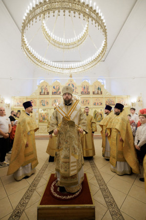 Митрополит Игнатий совершил Божественную литургию в храме в честь Владимирской иконы Божией Матери в здании Образовательного центра по развитию детского и юношеского творчества при СПДС