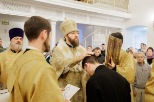 Митрополит Игнатий совершил Божественную литургию в храме в честь Владимирской иконы Божией Матери в здании Образовательного центра по развитию детского и юношеского творчества при СПДС