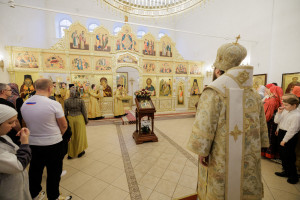 Митрополит Игнатий совершил Божественную литургию в храме в честь Владимирской иконы Божией Матери в здании Образовательного центра по развитию детского и юношеского творчества при СПДС
