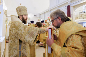 Митрополит Игнатий совершил Божественную литургию в храме в честь Владимирской иконы Божией Матери в здании Образовательного центра по развитию детского и юношеского творчества при СПДС
