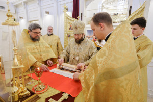 Митрополит Игнатий совершил Божественную литургию в храме в честь Владимирской иконы Божией Матери в здании Образовательного центра по развитию детского и юношеского творчества при СПДС