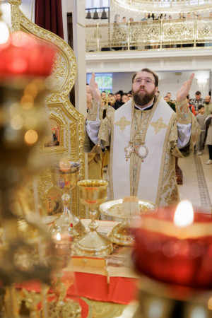 Митрополит Игнатий совершил Божественную литургию в храме в честь Владимирской иконы Божией Матери в здании Образовательного центра по развитию детского и юношеского творчества при СПДС