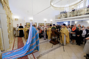 Митрополит Игнатий совершил Божественную литургию в храме в честь Владимирской иконы Божией Матери в здании Образовательного центра по развитию детского и юношеского творчества при СПДС