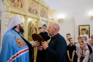 Митрополит Игнатий совершил Божественную литургию в храме в честь Владимирской иконы Божией Матери в здании Образовательного центра по развитию детского и юношеского творчества при СПДС