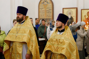 Митрополит Игнатий совершил Божественную литургию в храме святителя Тихона Задонского г. Саратова