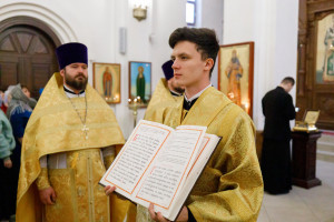 Митрополит Игнатий совершил Божественную литургию в храме святителя Тихона Задонского г. Саратова
