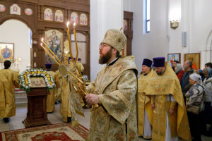 Митрополит Игнатий совершил Божественную литургию в храме святителя Тихона Задонского г. Саратова