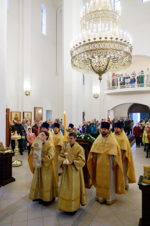 Митрополит Игнатий совершил Божественную литургию в храме святителя Тихона Задонского г. Саратова