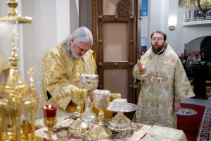 Митрополит Игнатий совершил Божественную литургию в храме святителя Тихона Задонского г. Саратова