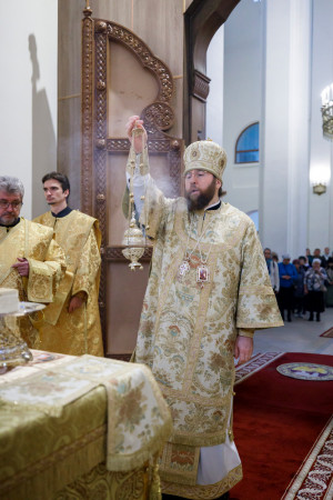 Митрополит Игнатий совершил Божественную литургию в храме святителя Тихона Задонского г. Саратова
