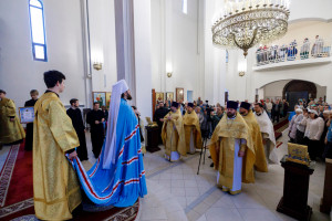 Митрополит Игнатий совершил Божественную литургию в храме святителя Тихона Задонского г. Саратова