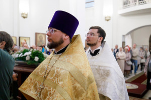 Митрополит Игнатий совершил Божественную литургию в храме святителя Тихона Задонского г. Саратова