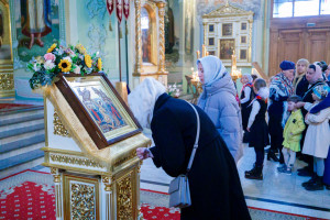 Митрополит Игнатий совершил детскую Литургию в Покровском соборе г. Саратова