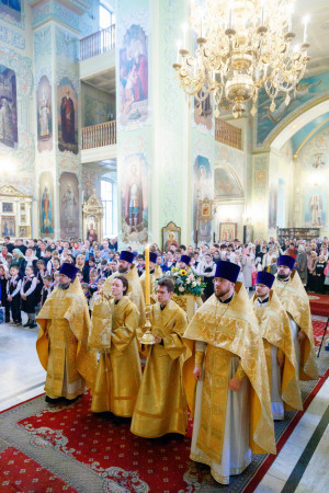 Митрополит Игнатий совершил детскую Литургию в Покровском соборе г. Саратова