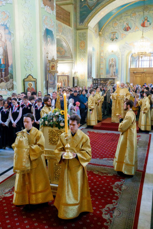 Митрополит Игнатий совершил детскую Литургию в Покровском соборе г. Саратова
