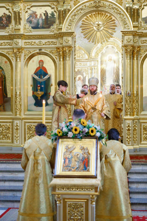 Митрополит Игнатий совершил детскую Литургию в Покровском соборе г. Саратова