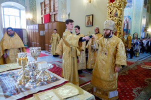 Митрополит Игнатий совершил детскую Литургию в Покровском соборе г. Саратова