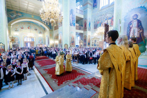 Митрополит Игнатий совершил детскую Литургию в Покровском соборе г. Саратова