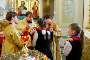 Митрополит Игнатий совершил детскую Литургию в Покровском соборе г. Саратова