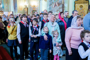 Митрополит Игнатий совершил детскую Литургию в Покровском соборе г. Саратова