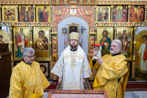 Митрополит Игнатий совершил Божественную литургию в храме Архангела Михаила г. Аткарска