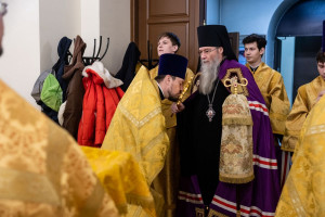 Архиереи Саратовской митрополии совершили Божественную литургию в соборном храме святителя Спиридона Тримифунтского г. Саратова