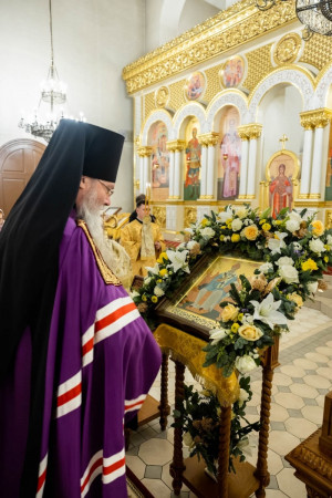 Архиереи Саратовской митрополии совершили Божественную литургию в соборном храме святителя Спиридона Тримифунтского г. Саратова