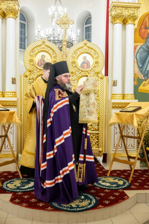 Архиереи Саратовской митрополии совершили Божественную литургию в соборном храме святителя Спиридона Тримифунтского г. Саратова