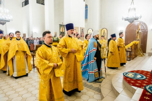 Архиереи Саратовской митрополии совершили Божественную литургию в соборном храме святителя Спиридона Тримифунтского г. Саратова