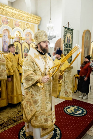 Архиереи Саратовской митрополии совершили Божественную литургию в соборном храме святителя Спиридона Тримифунтского г. Саратова