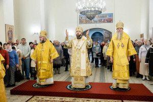 Архиереи Саратовской митрополии совершили Божественную литургию в соборном храме святителя Спиридона Тримифунтского г. Саратова